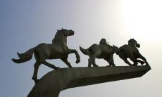 摒弃消极情绪而保持对未来的信心，以勤奋努力为本的激励性话语