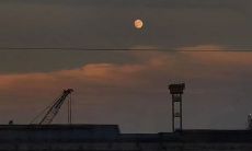 经历情感痛苦的人通过朋友圈表达失恋痛苦的感慨和祈愿