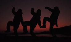 睦邻兄弟情感深厚，相互扶持共同成长，幸福感满满的美妙景象