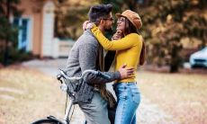 夜晚翻阅情趣书籍？为情侣提供睡前小故事与污段子的销售平台！