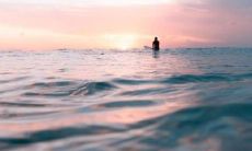 无法走出对某人的情感缘绊，带着深深的伤感的措辞