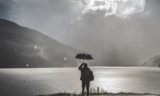 失望透顶的老员工口中流露的对领导管理能力的怀疑和不满情感表达的一句话