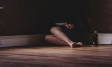 在深夜失眠的时候，情绪低落且伤感，寻找一些能够表达心情的句子来宣泄内心的痛苦